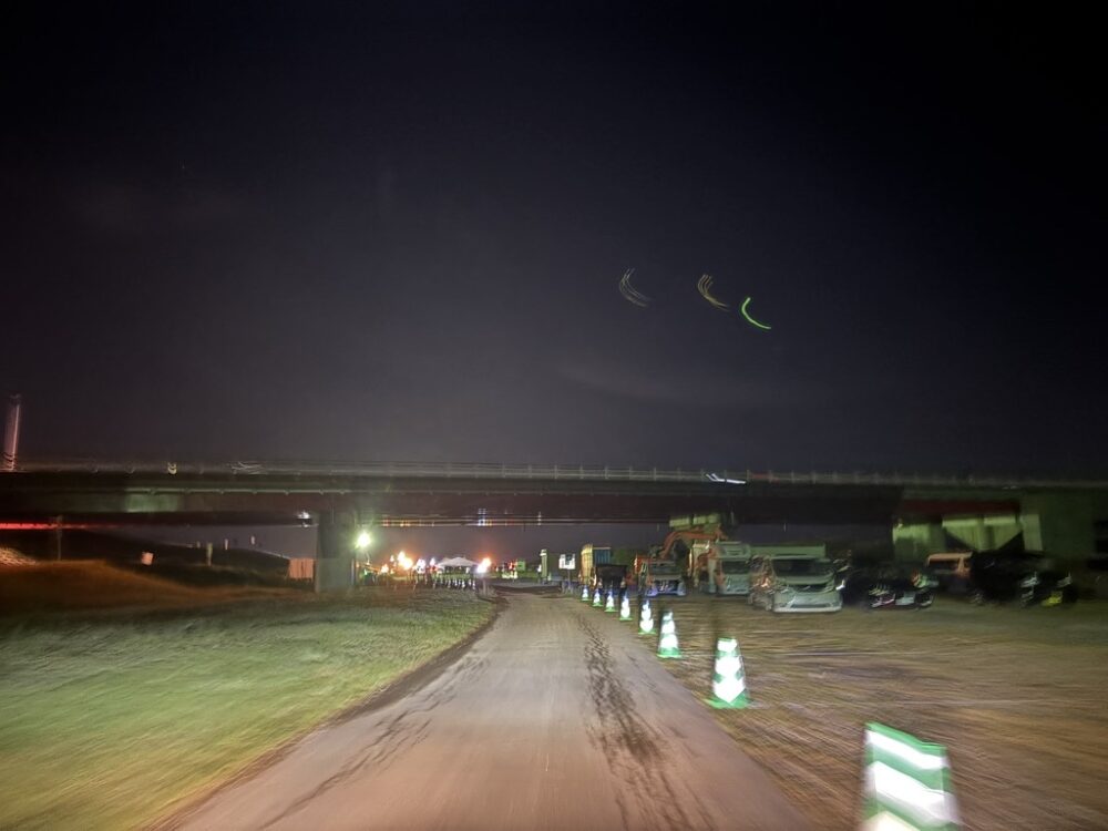 佐賀バルーンフェスタ前日夜の北駐車場。2025年10月31日19時21分時点では空きが多い